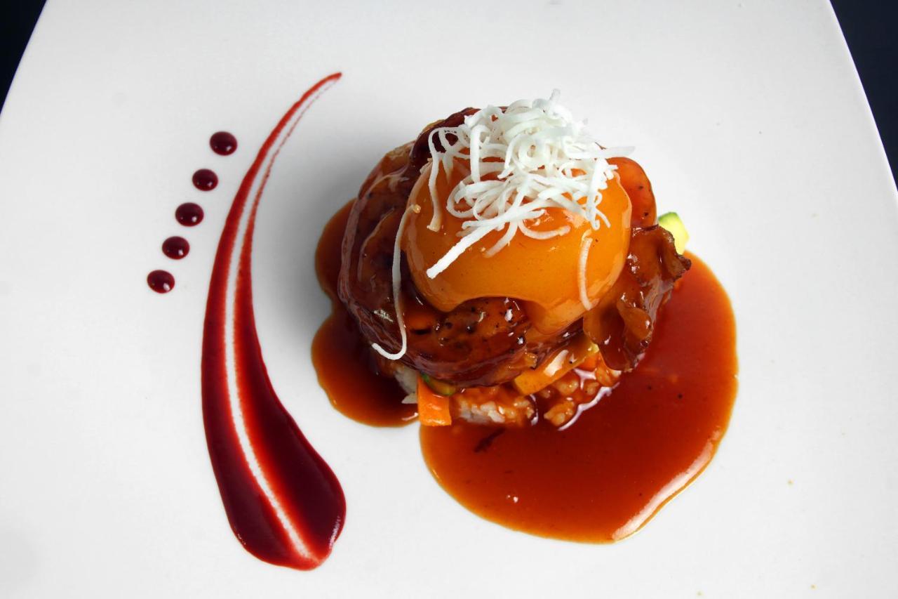 منتجع رويال فيلاز ماساتلان المظهر الخارجي الصورة A plated duck dish