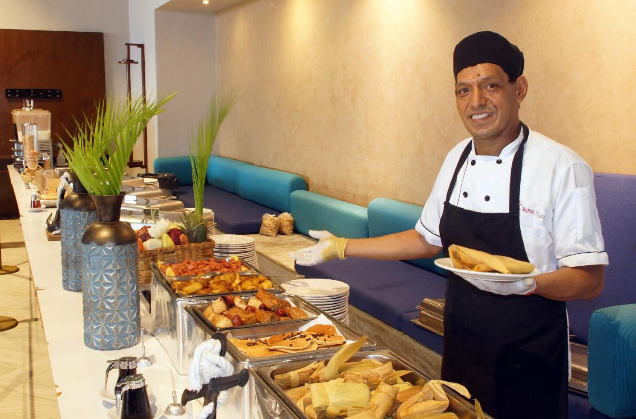 منتجع رويال فيلاز ماساتلان المظهر الخارجي الصورة A chef at a buffet
