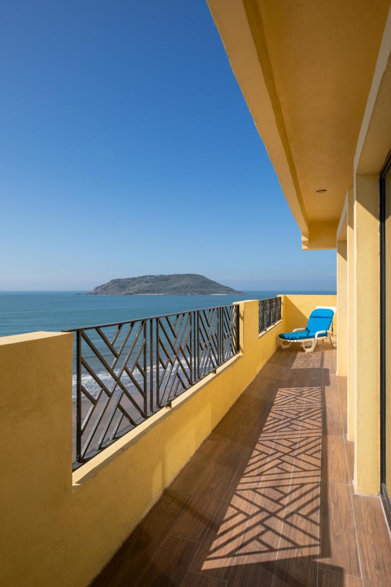 منتجع رويال فيلاز ماساتلان المظهر الخارجي الصورة View of the island from the coast of Acapulco